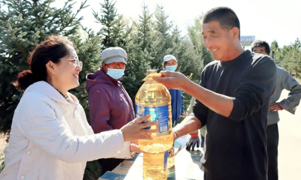 升利配 内蒙古锡林浩特市总工会开展慰问活动540名牧场工人收到定制“暖心包”